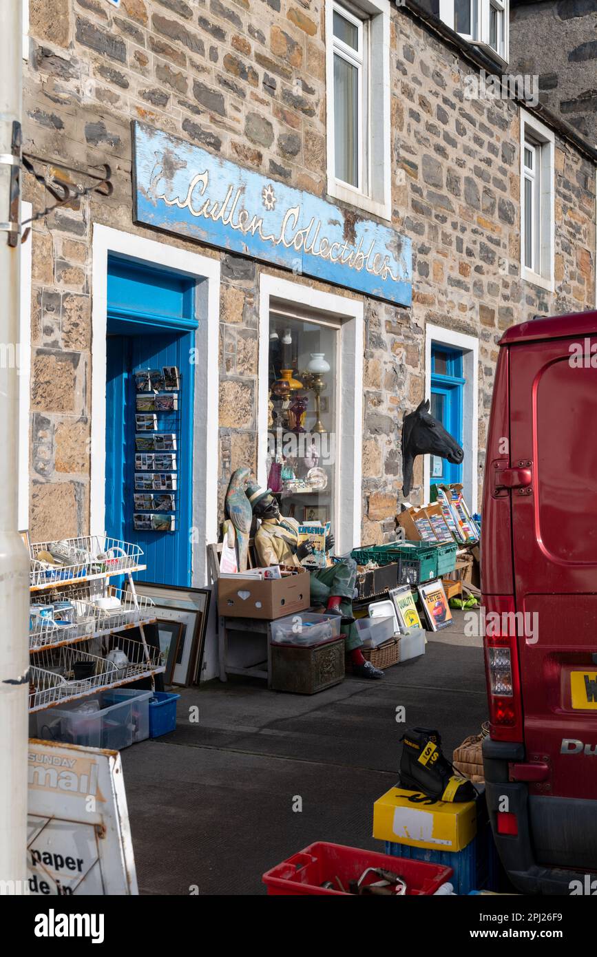 30 mars 2023. Cullen, Moray, Écosse. Il s'agit de l'avant de l'ancienne concession connue sous le nom de Cullen Collectibles sur Seafield Street. Le pavé i Banque D'Images