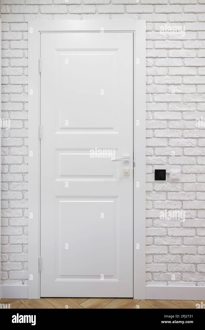 Porte intérieure classique blanche et mur en brique blanche Banque D'Images