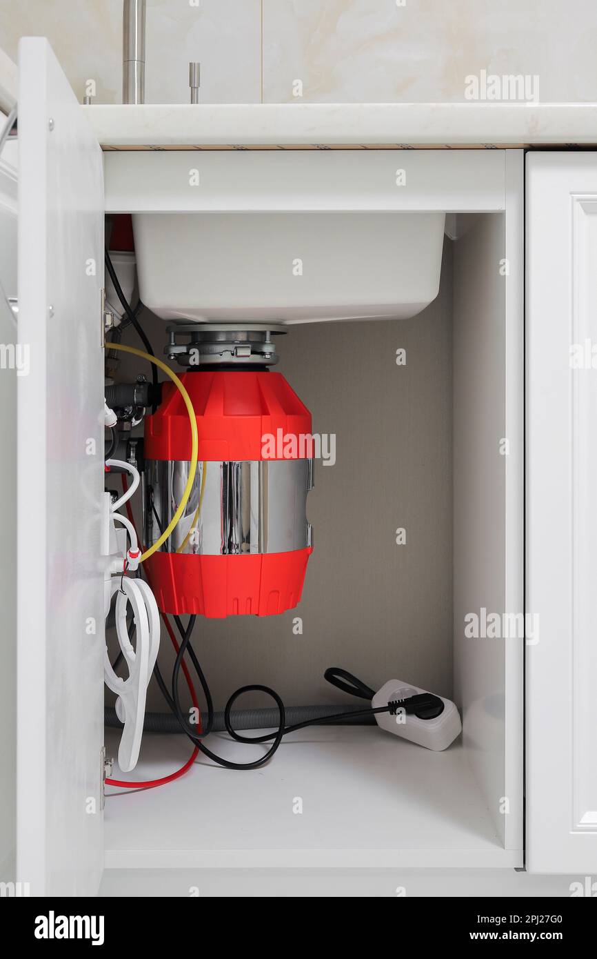 Les meubles de cuisine sont en gros plan dans l'évier Banque D'Images