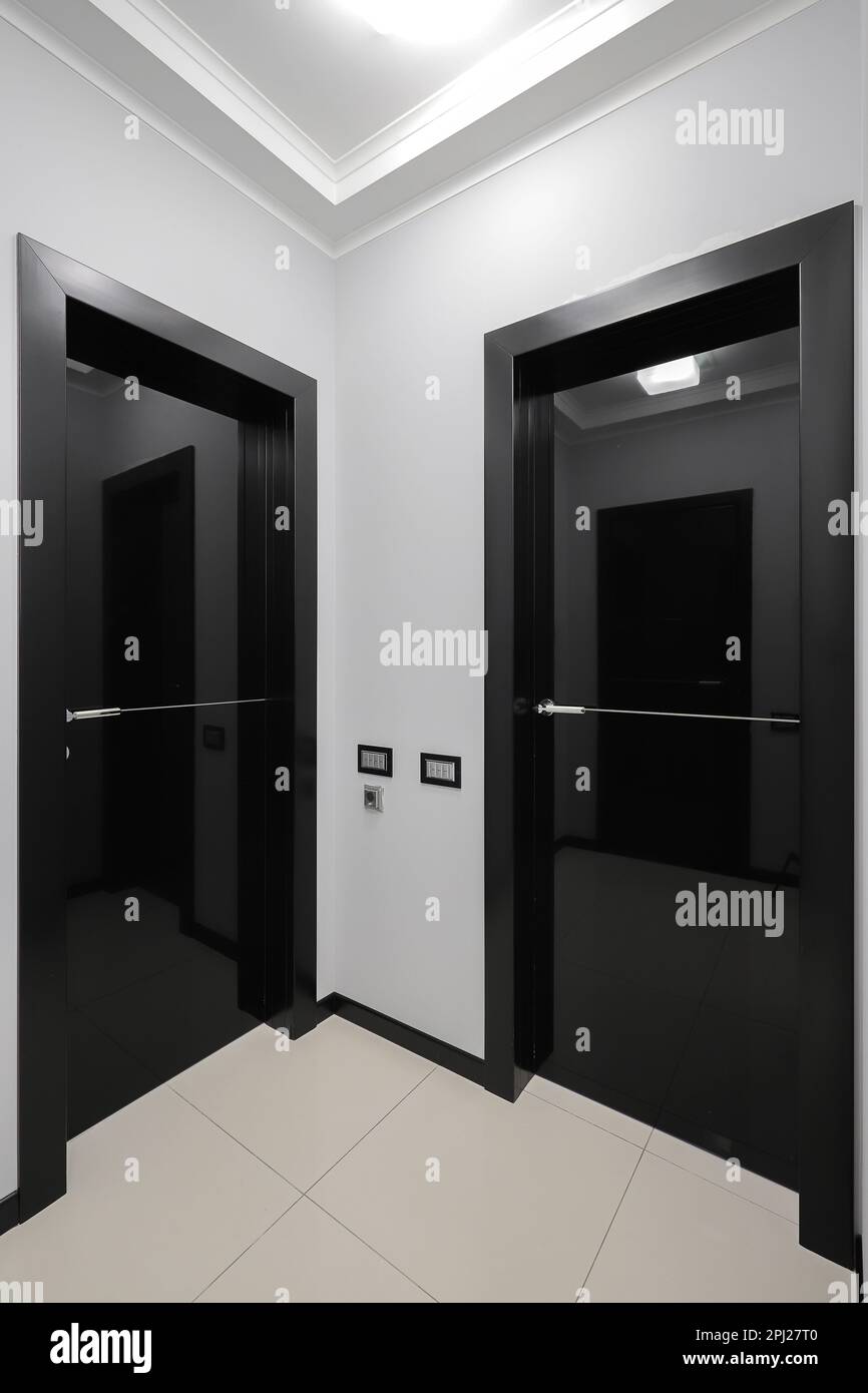 Portes intérieures noires à l'intérieur de l'appartement Banque D'Images