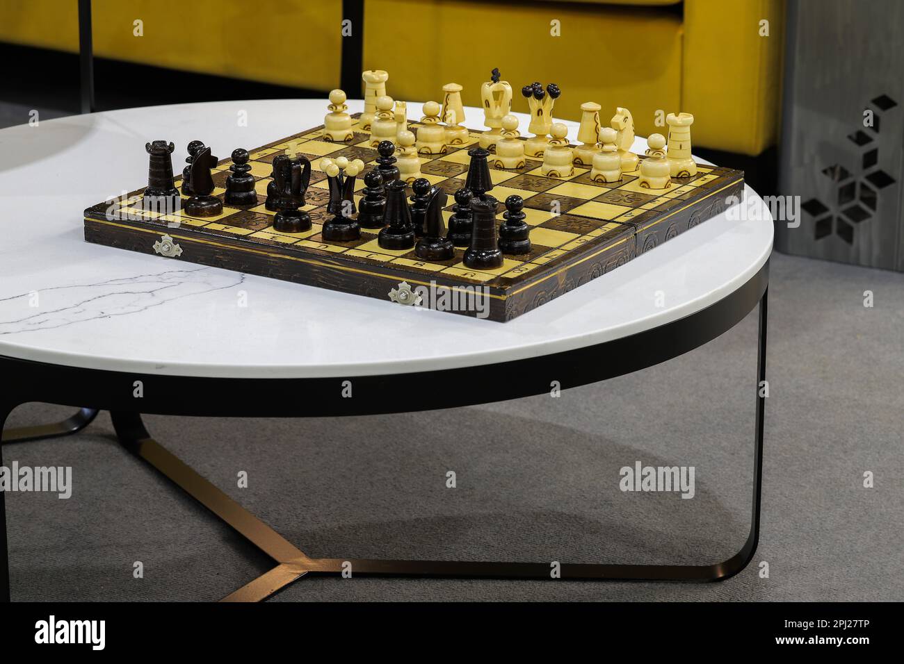 Pièces d'échecs en bois disposées sur un échiquier Banque D'Images