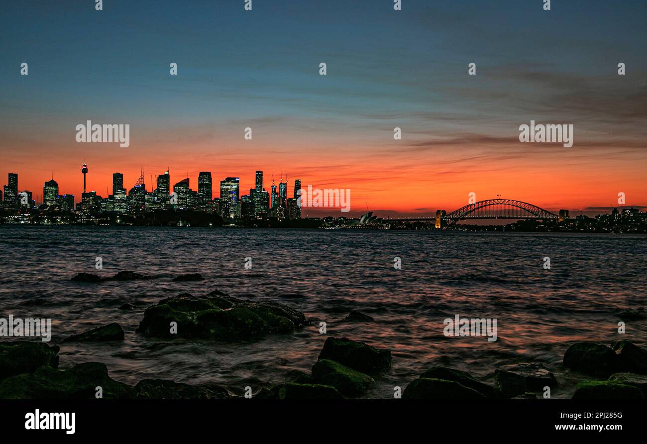 Vue sur Sydney au coucher du soleil avec une silhouette d'Opéra, de Harbour Bridge, de Sydney Tower Eye, d'autres bâtiments célèbres vus dans ce paysage nocturne Banque D'Images