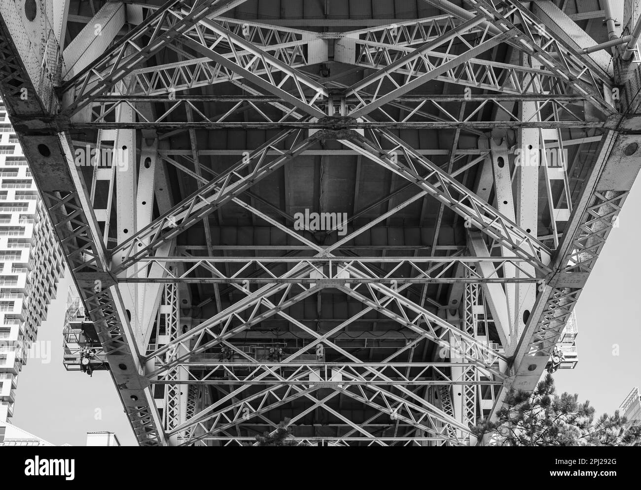 Sous le grand pont routier. Sous le pont au centre-ville de Vancouver en Colombie-Britannique. Formes géométriques de la structure de pont. Vue du bas, personne, Banque D'Images