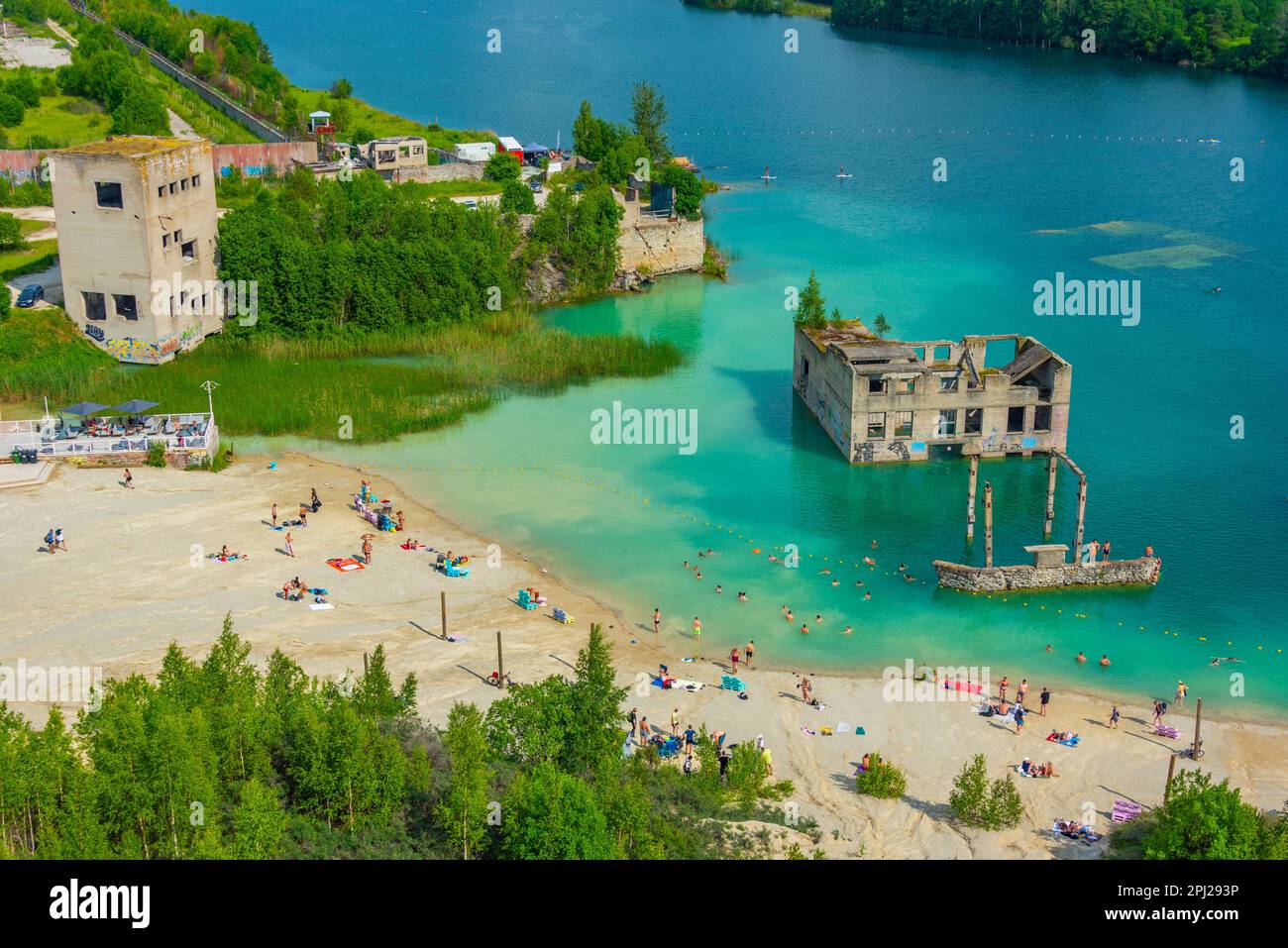 Rummu, Estonie, 30 juin 2022: Les gens profitent d'une journée ensoleillée à la plage de la carrière de Rummu en Estonie. Banque D'Images