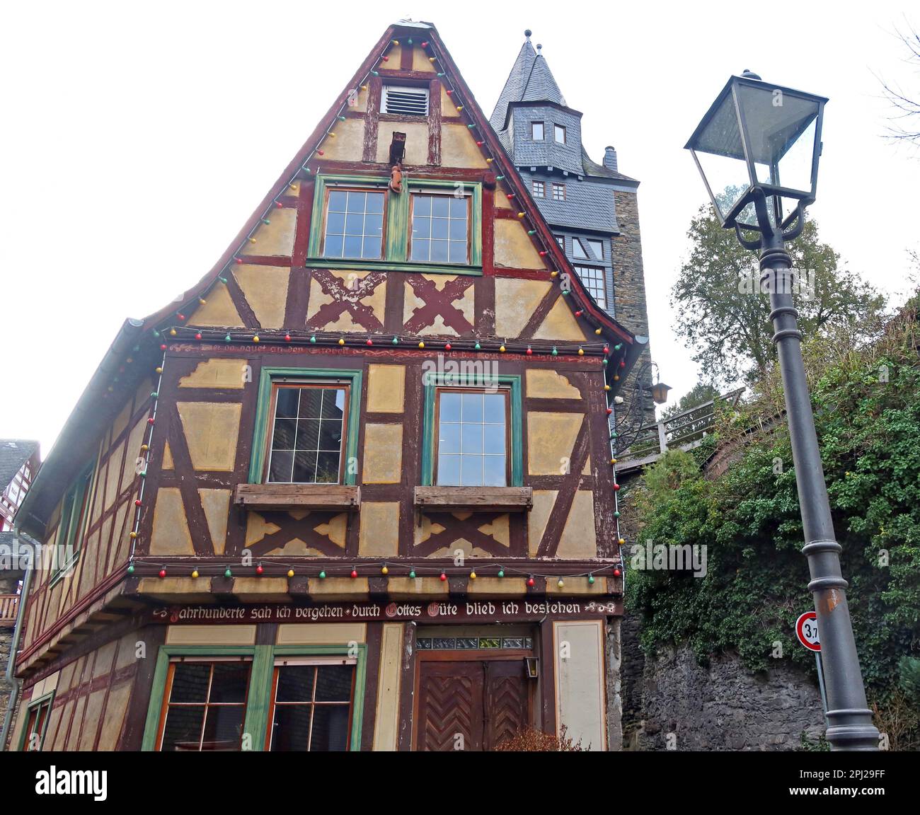 J'ai vu des siècles passer, par la bénédiction des dieux que j'ai persisté, Bacharach (Bacharach am Rhein), district de Mayence-Bingen, Allemagne Banque D'Images