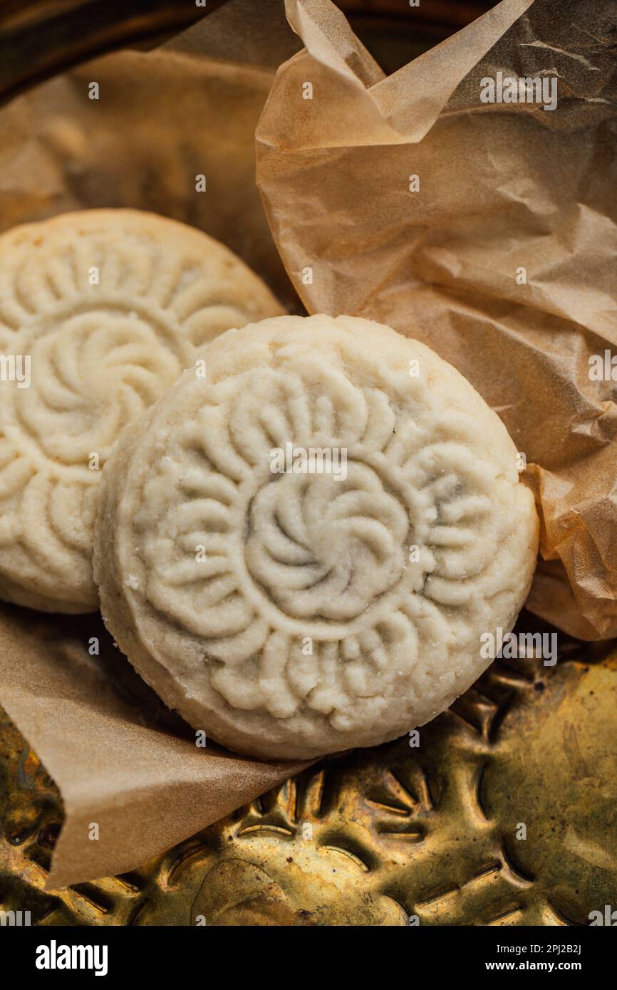 gros plan de maamoul (ma'amoul), biscuits au beurre à la date avec un motif décoratif Banque D'Images