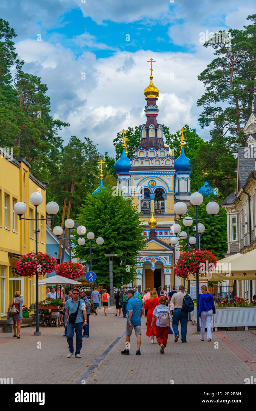 Jurmala, Lettonie, 9 juillet 2022: Les gens se promenent dans la rue Jomas iela à Jurmala, lettonie. Banque D'Images