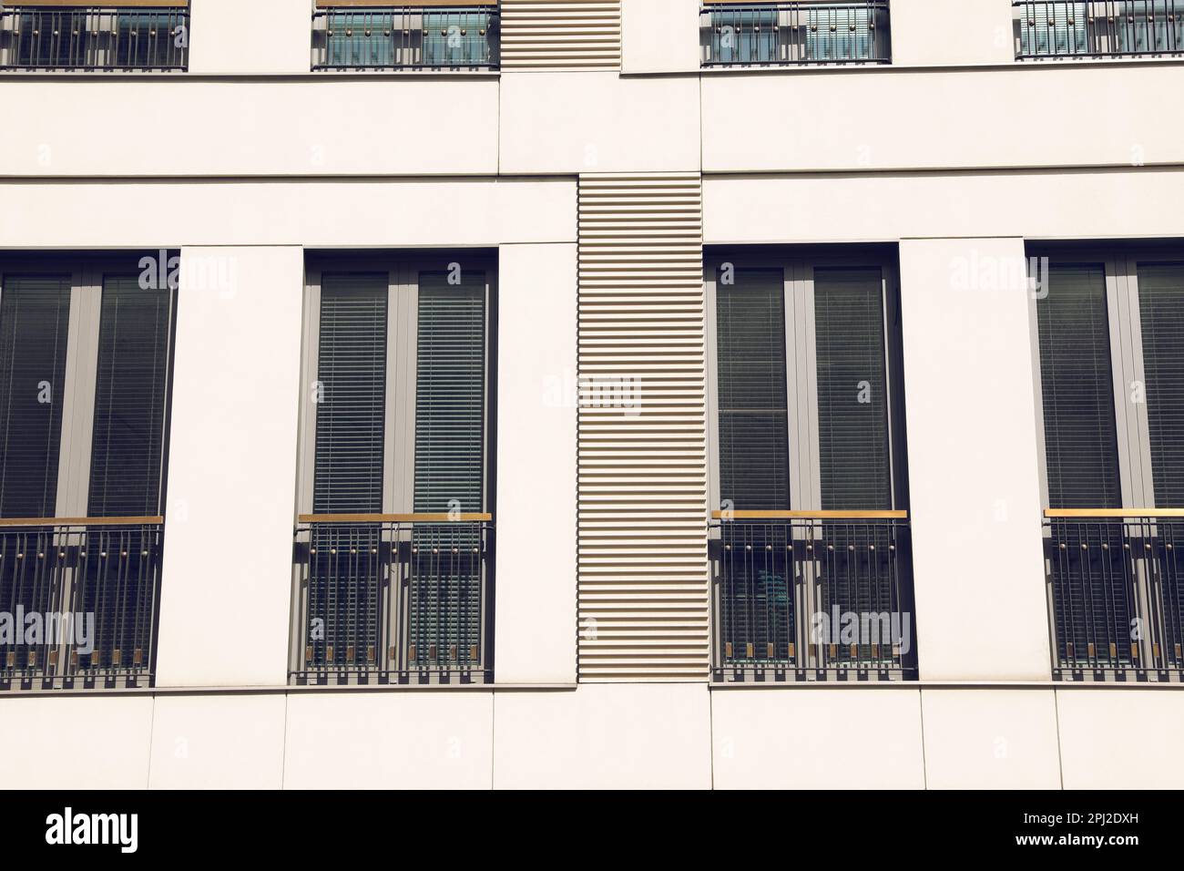 Grandes fenêtres avec jalousie dans le bâtiment, vue de l'extérieur Banque D'Images