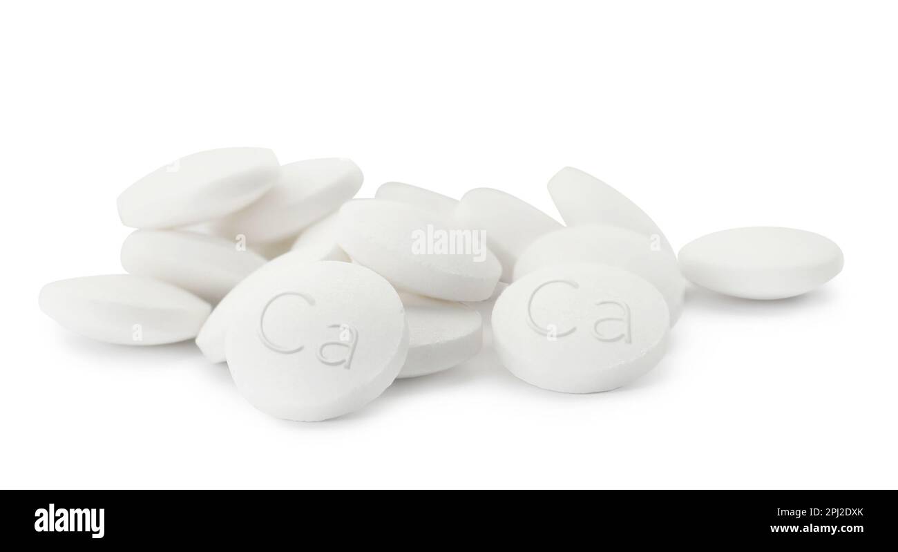 Pile de comprimés de supplément de calcium sur fond blanc Banque D'Images