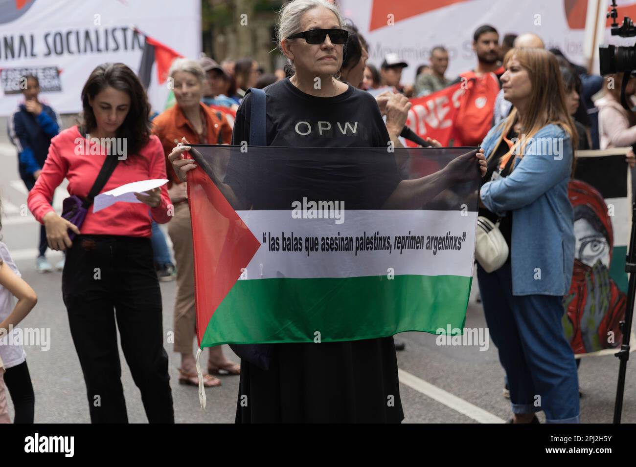 Buenos Aires, Argentine, 30th mars 2023. Les organisations sociales, politiques et culturelles se mobiliseront, en face de l'ambassade israélienne, ​​in en réponse à un appel du Comité argentin de solidarité avec le peuple palestinien et la Fédération des entités Argentine-palestiniennes, dans le but de se souvenir du jour de la Terre en Palestine. (Crédit : Esteban Osorio/Alay Live News) Banque D'Images