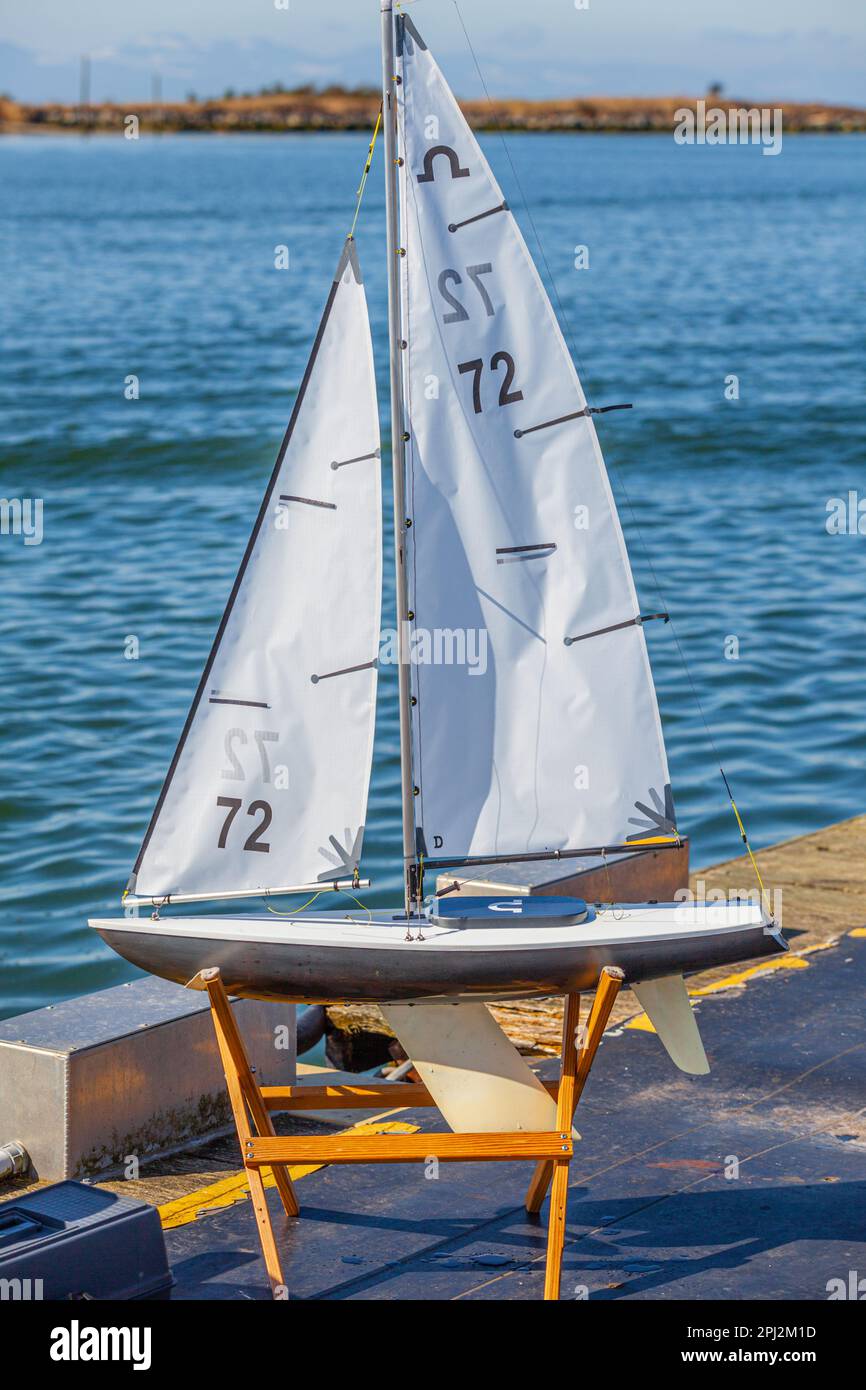 Maquette de yacht de course dans un berceau de soutien en attente de course à Steveston Colombie-Britannique Canada Banque D'Images