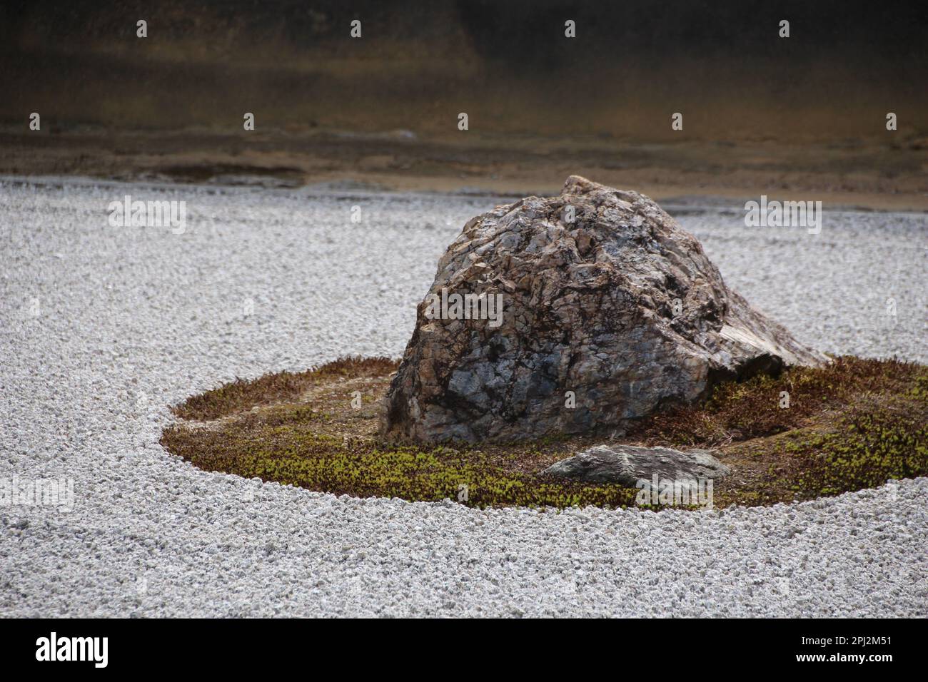 Vue rapprochée d'un rocher sur une chaussée en pierre blanche ordonnée et détaillée. Symbole de la culture japonaise et de la méditation. Banque D'Images