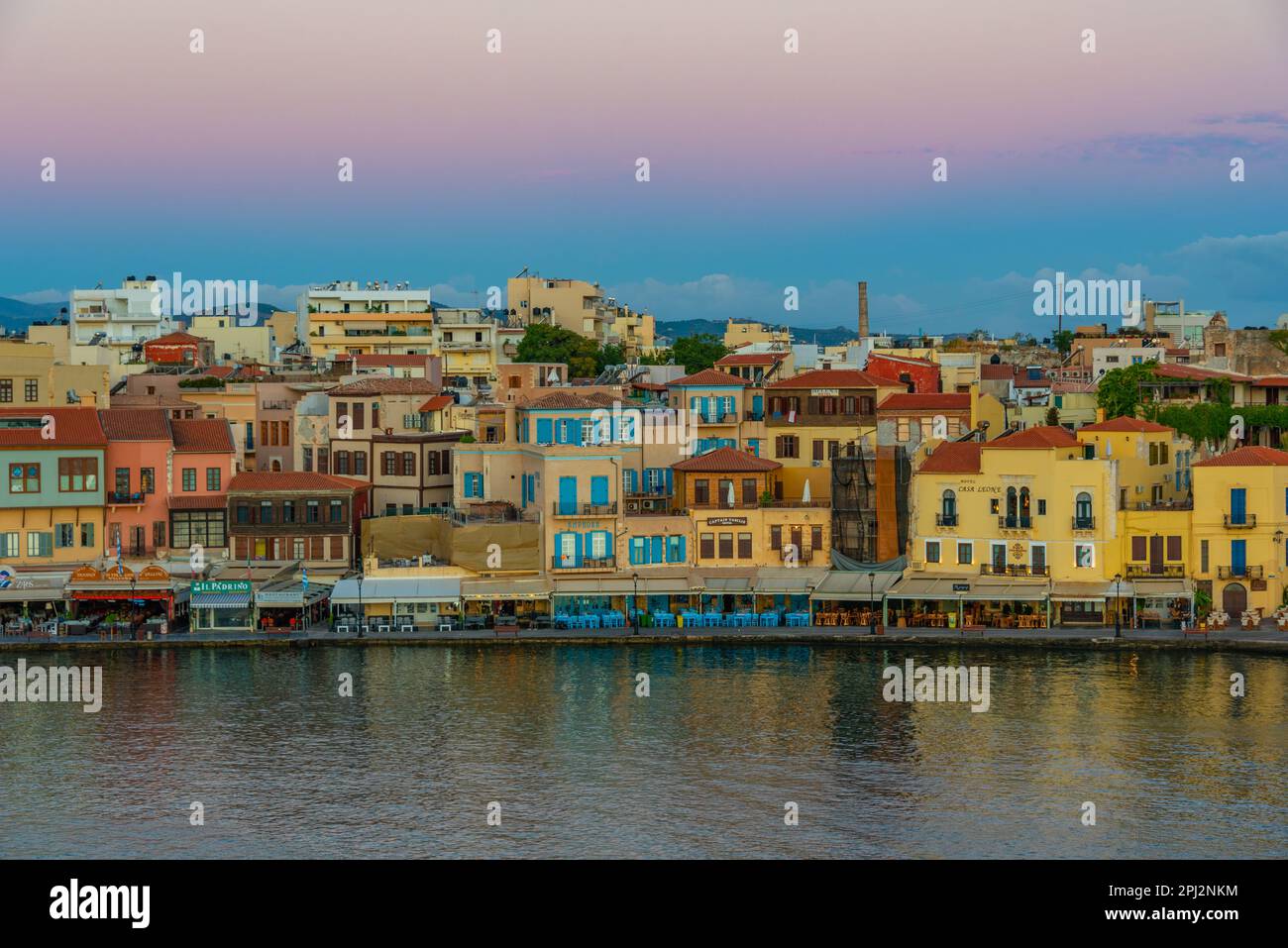 Chania, Grèce, 23 août 2022 : vue au lever du soleil sur l'ancien port vénitien de la ville grecque Chania, Grèce. Banque D'Images