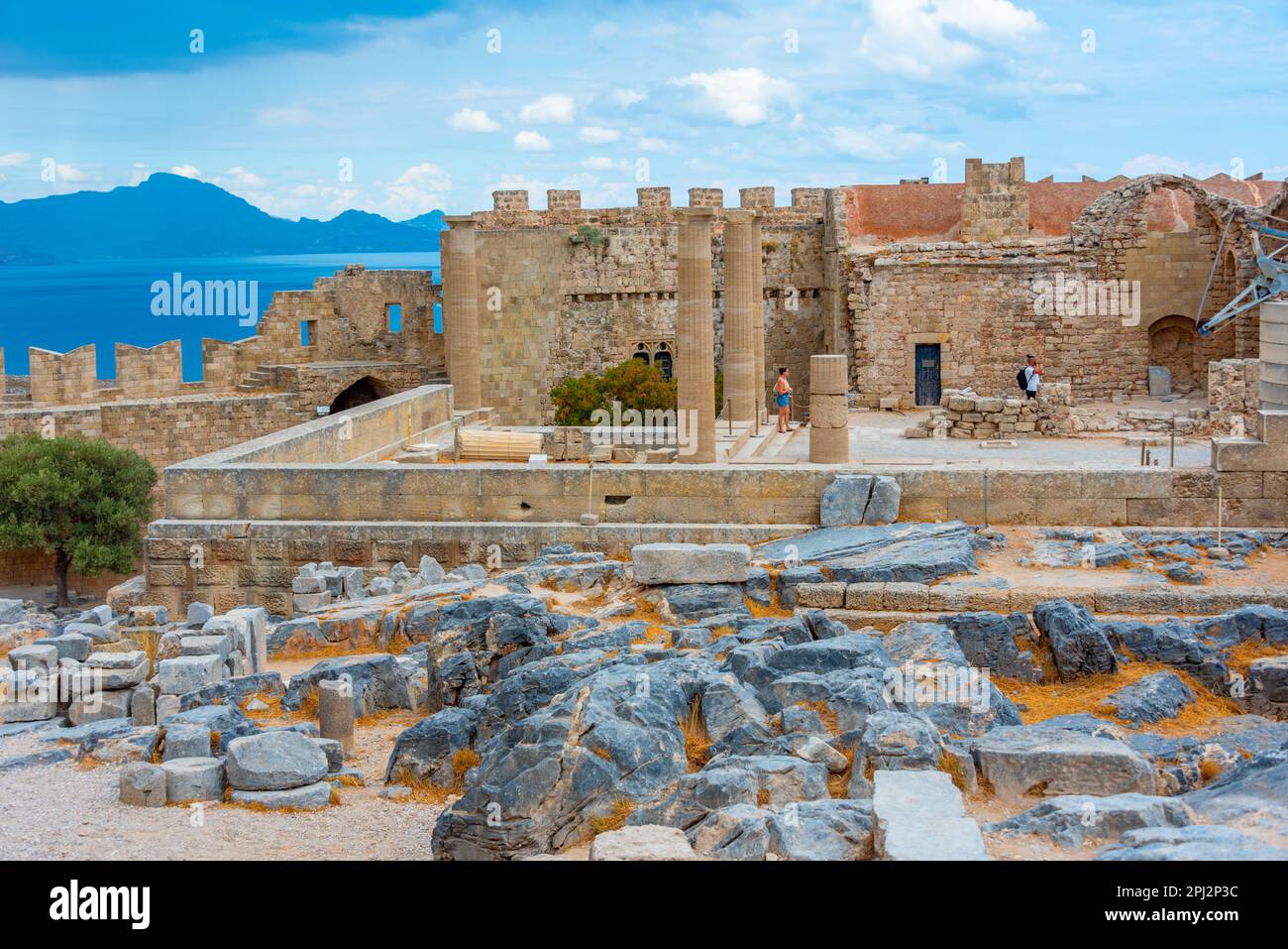 Lindos, Grèce, 25 août 2022 : vue sur l'Acropole de Lindos sur l'île grecque de Rhodes. Banque D'Images