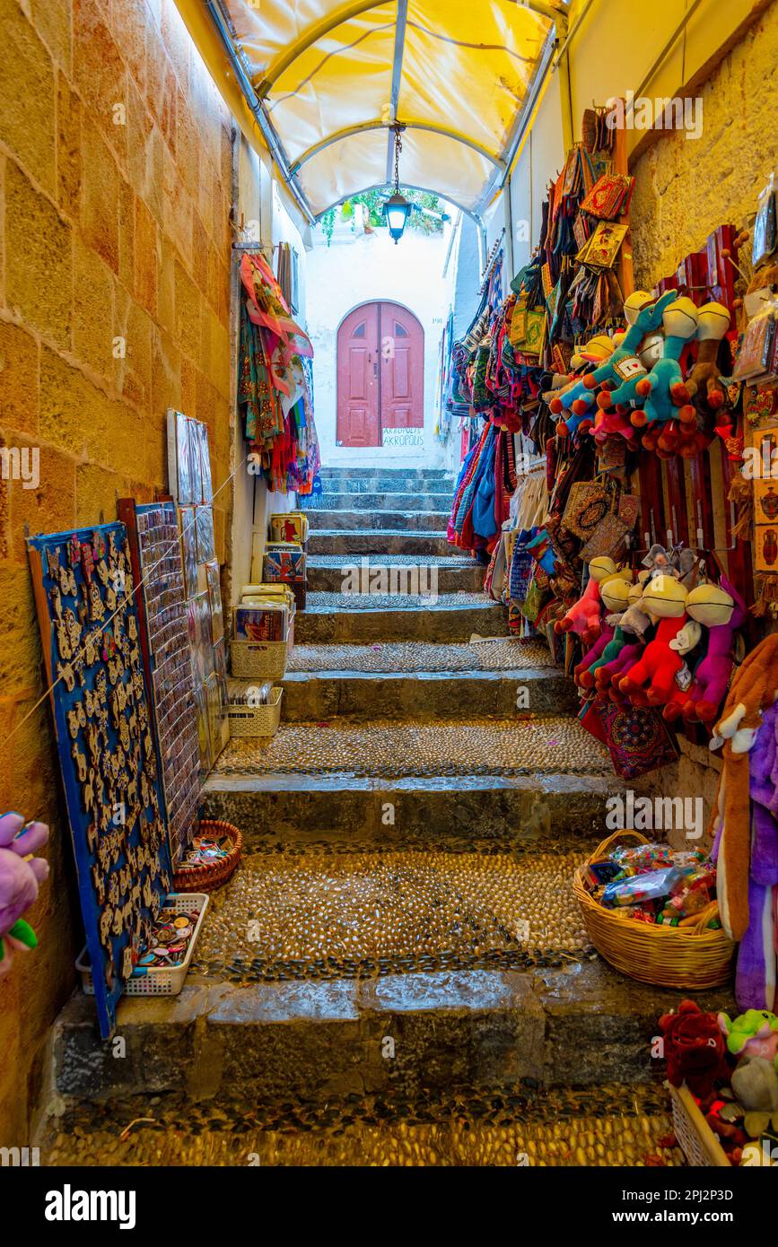 Lindos, Grèce, 25 août 2022: Rue touristique de la ville grecque Lindos à l'île de Rhodes. Banque D'Images