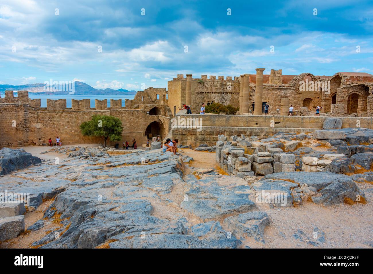 Lindos, Grèce, 25 août 2022 : vue sur l'Acropole de Lindos sur l'île grecque de Rhodes. Banque D'Images