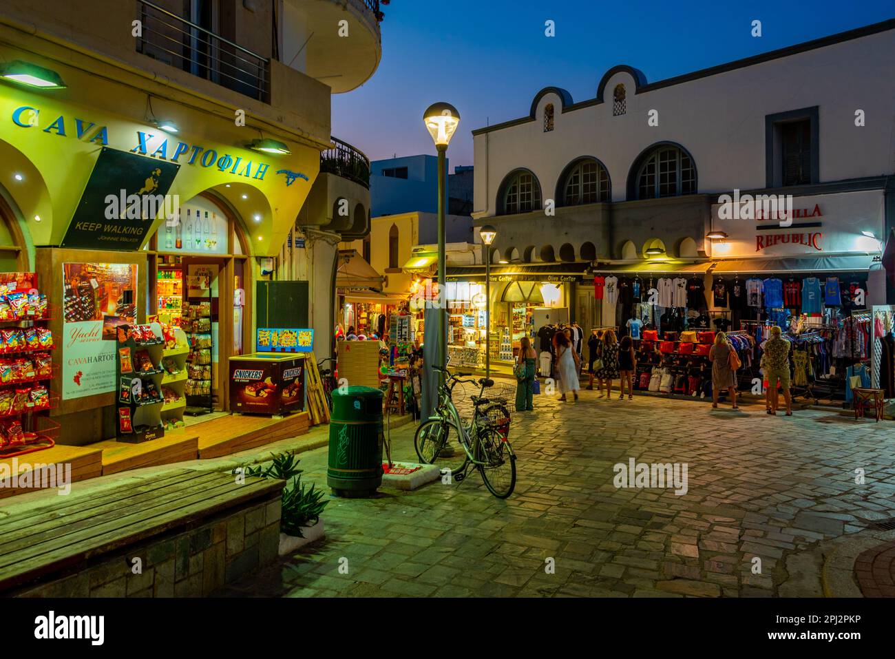 Kos, Grèce, 28 août 2022: Coucher de soleil vue d'une rue touristique dans la ville grecque de Kos. Banque D'Images