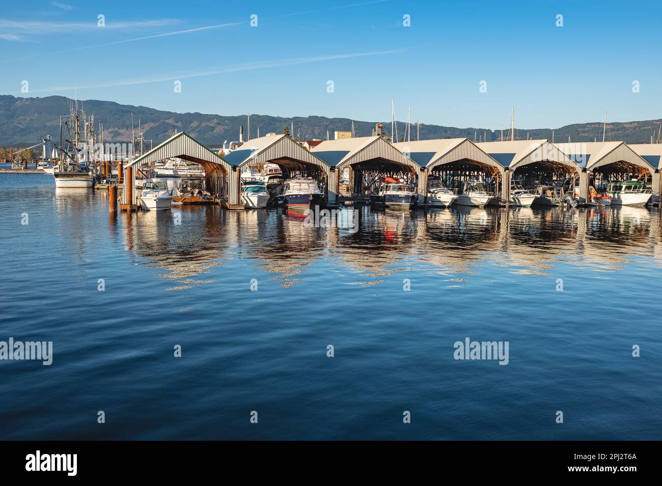 Bateaux à la marina de Port Alberni, île de Vancouver Canada. Bateau Shedles sur l'eau au port dans une journée ensoleillée d'été. Photo de voyage, personne-octobre Banque D'Images