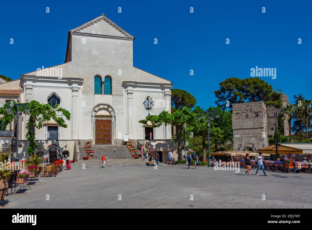 Ravello, Italie, 21 mai 2022: Les gens visitent la cathédrale de Ravello, Italie. Banque D'Images