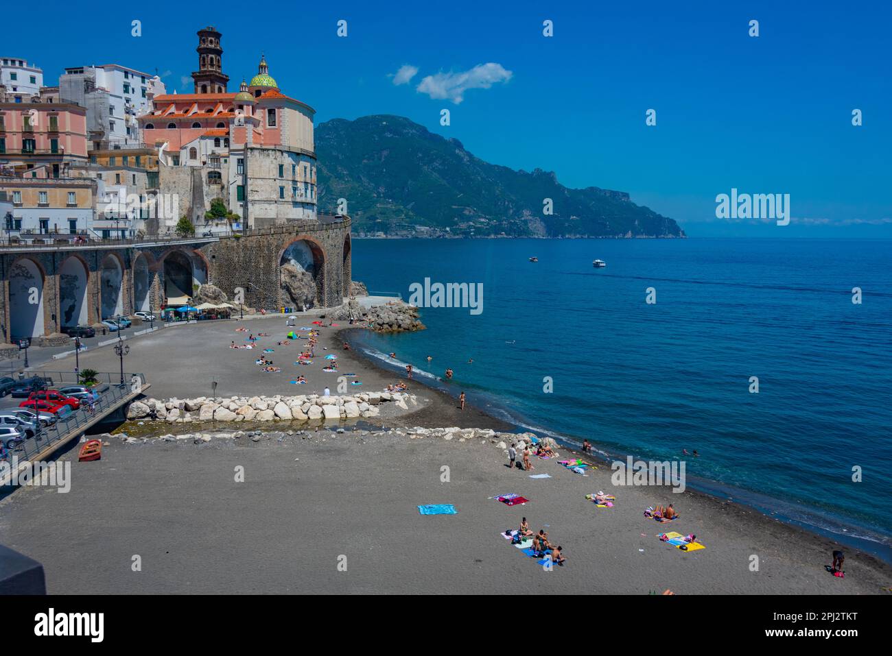 Atrani, Italie, 21 mai 2022: Journée ensoleillée sur la plage d'Atrani, Italie. Banque D'Images