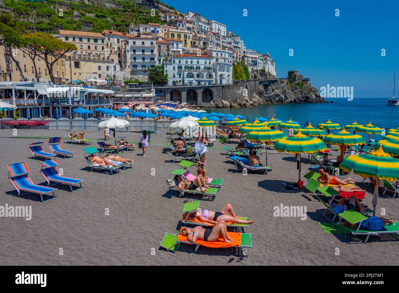 Atrani, Italie, 21 mai 2022: Journée ensoleillée sur la plage d'Atrani, Italie. Banque D'Images