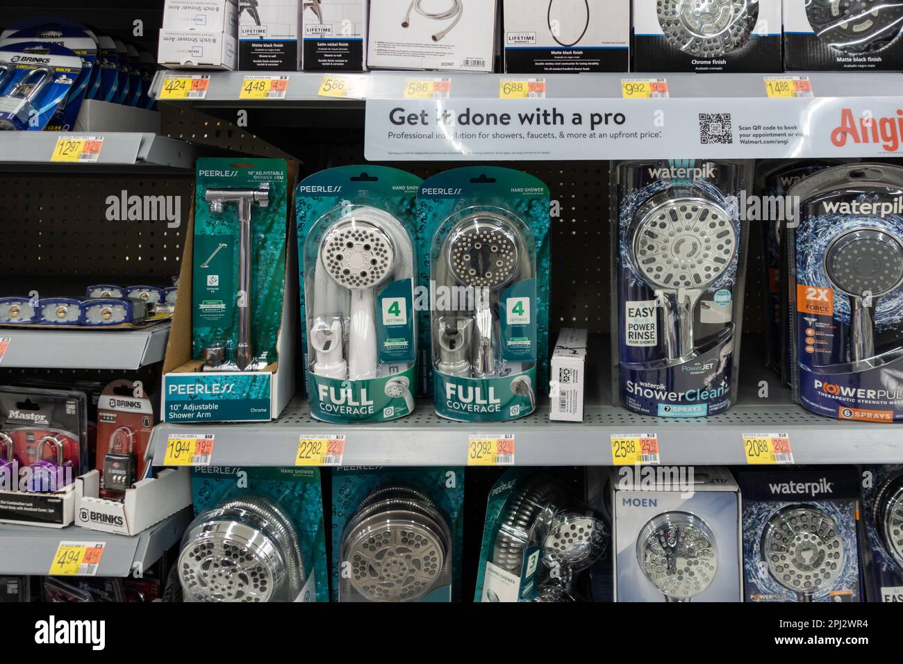 Forfaits de têtes de douche et cadenas combinés sur les étagères à l'intérieur d'un Walmart Supercenter à Wichita, Kansas, États-Unis. Banque D'Images