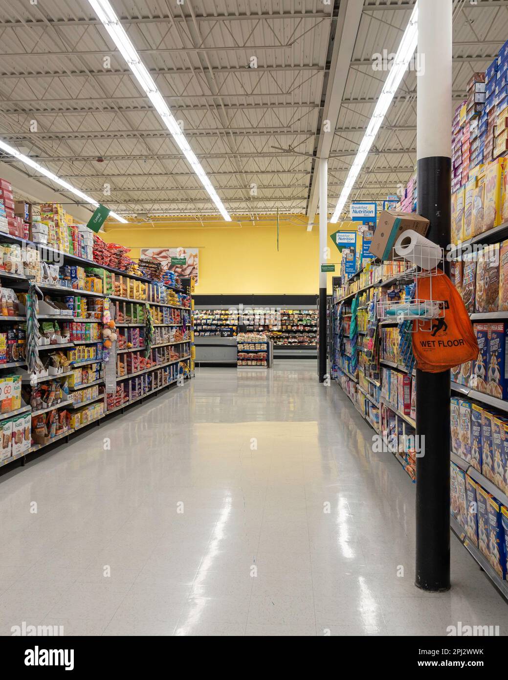 Une femme lointaine a vu dans l'allée des céréales en boîte dans le rayon des produits d'un supermarché Walmart à Wichita, Kansas, États-Unis. Banque D'Images