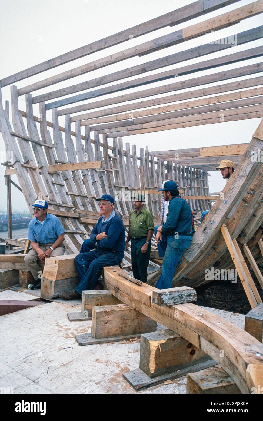 Les travailleurs de chantier naval posent pour une photo devant les côtes à colombages d'un grand navire en construction dans le Maine Rockland. Banque D'Images