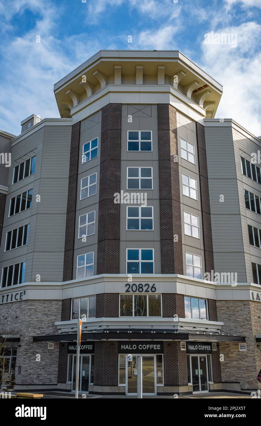 Immeubles modernes d'appartements par temps ensoleillé avec un ciel bleu. Façade d'un immeuble moderne. Nouveau bâtiment d'appartements, multiétagé style de vie Banque D'Images