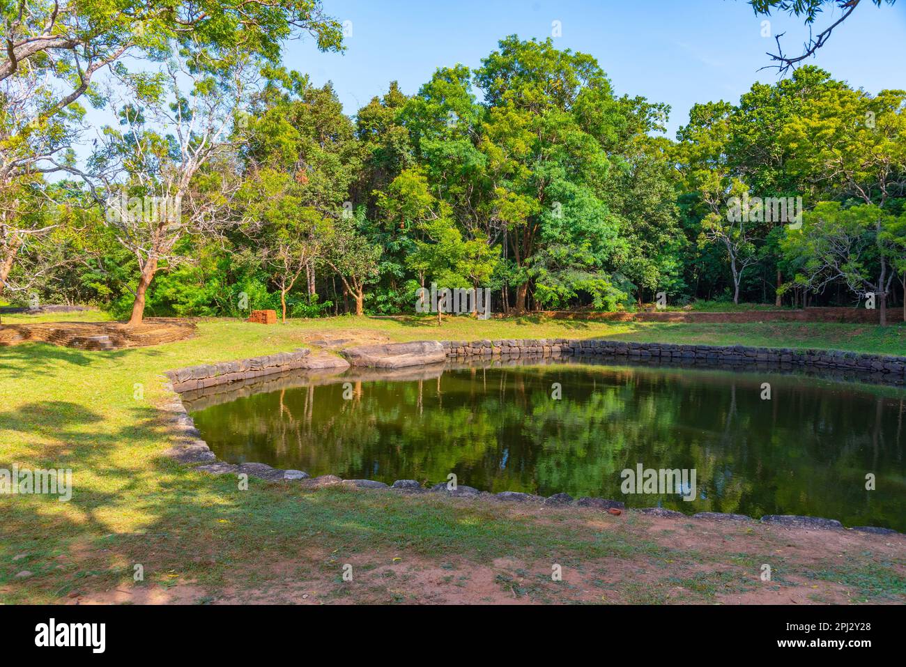 Sigiriya, Sri Lanka, 5 février 2022 : étang octogonal à la forteresse de Sigiriya au Sri Lanka. Banque D'Images