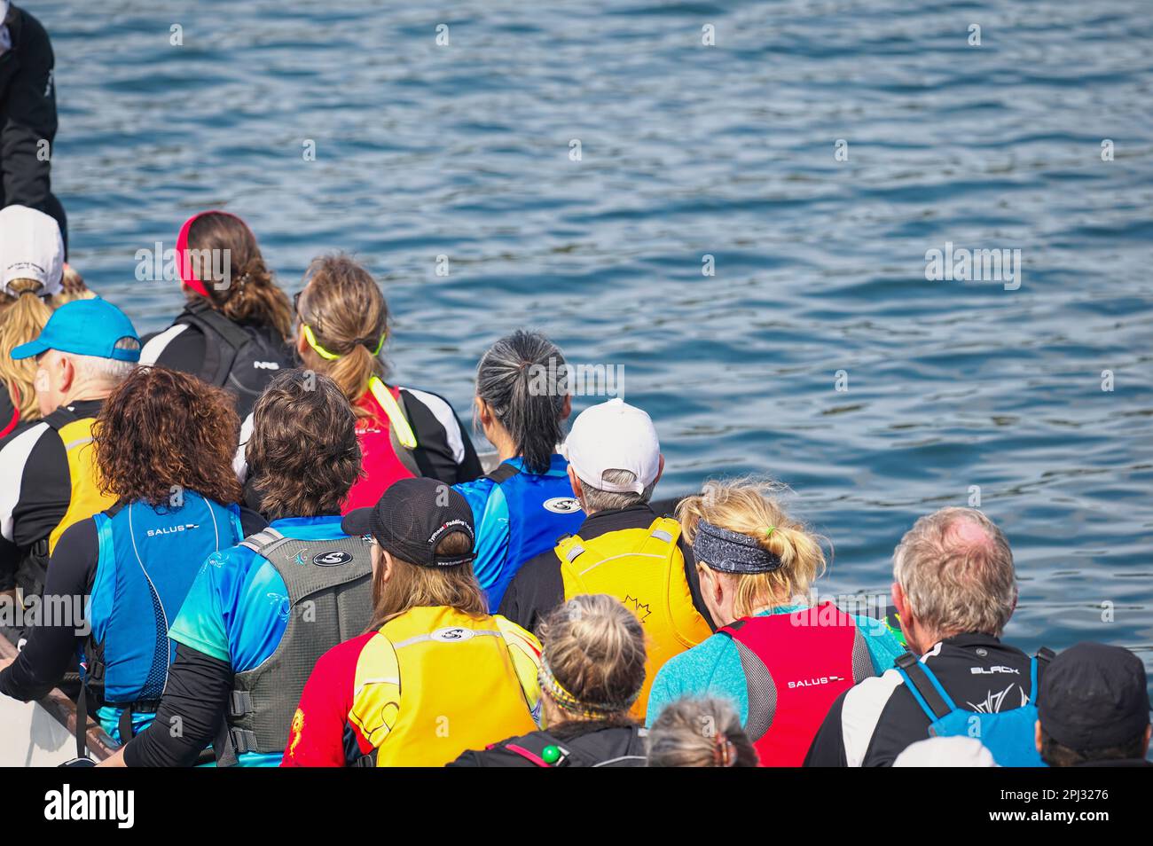 Dragon Boat Race - concurrents assis dans un bateau face à l'appareil photo - Inlet Spring Regatta 2022, Rocky point Park, Port Moody, B. C., Canada. Banque D'Images