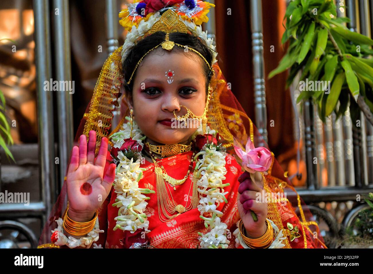 Une jeune fille pose pour une photo avant de participer au rituel Kumari Puja au temple Adyapith. Kumari Puja est une tradition hindoue indienne principalement célébrée pendant le Durga Puja/Basanti Puja/Navratri selon le calendrier hindou. Kumari décrit en fait une jeune fille vierge de 1 à 16 ans qui se moque pendant la transition d'Ashtami/Navami tithi de Durga Puja/Navaratri selon la mythologie hindoue. Jeunes filles vues adorées pendant le Puja Kumari par leurs mères au Temple d'Adyapith, on croit que Kumari Puja accorde beaucoup de bénédictions aux adorateurs Banque D'Images