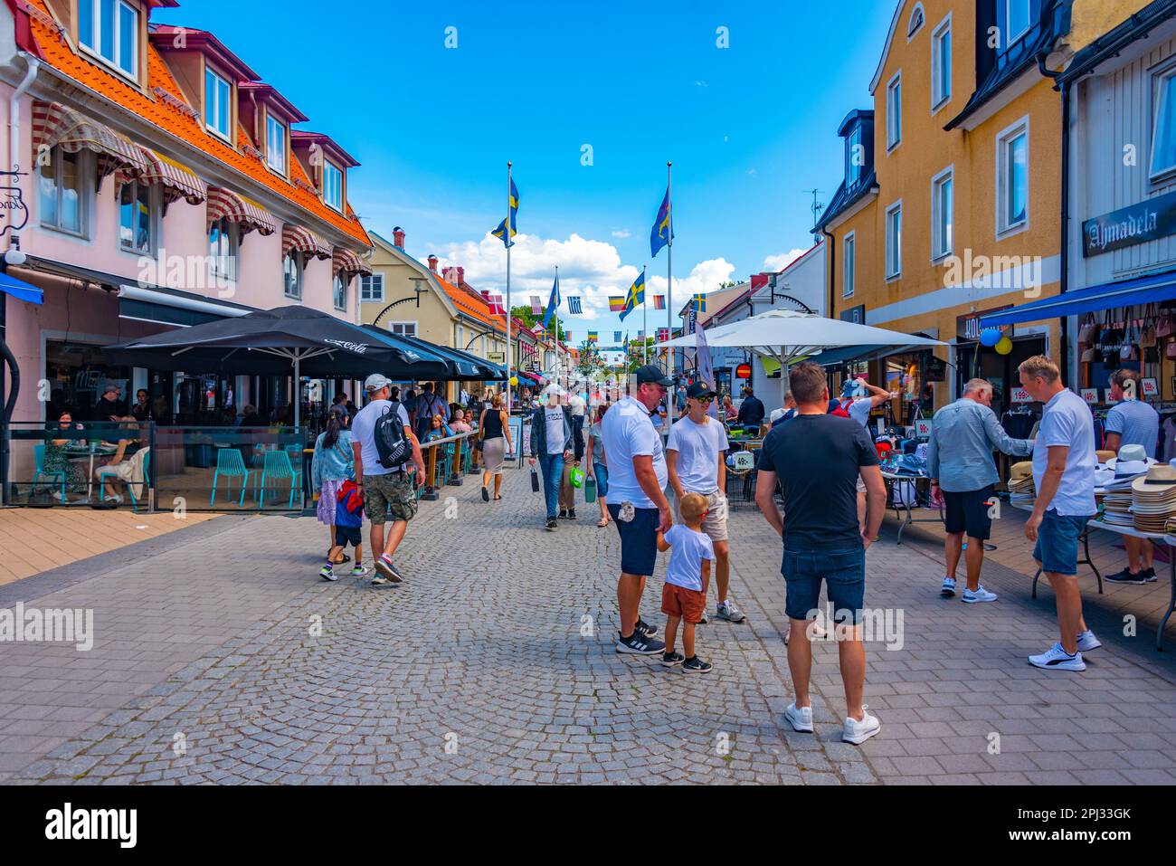 Borgholm, Suède, 15 juillet 2022: Rue commerciale à Borgholm, Suède. Banque D'Images