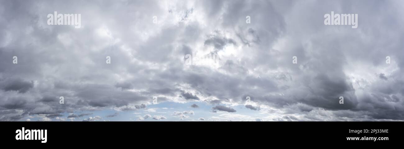 ciel sombre couvert avec nuages orageux avant la pluie. vue panoramique aérienne. Banque D'Images