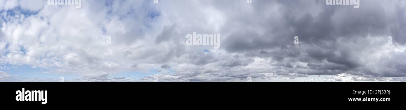 vue panoramique aérienne du ciel nuageux le jour de l'été. arrière-plan naturel. Banque D'Images