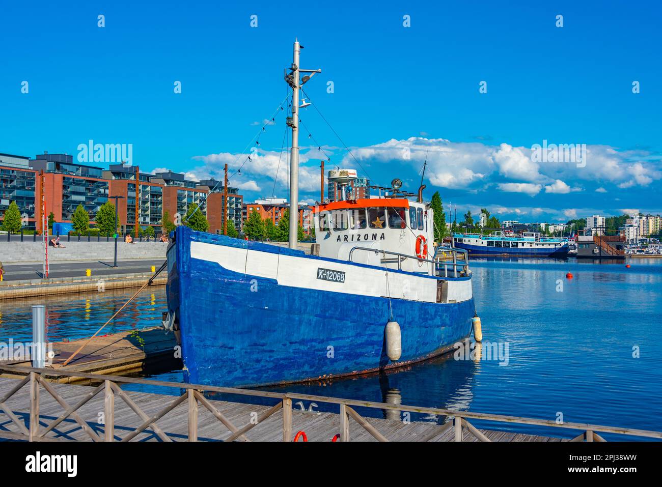 Jyväskylä, Finlande, 24 juillet 2022 : bateaux de tourisme au bord d'un lac à Jyväskylä, Finlande Banque D'Images