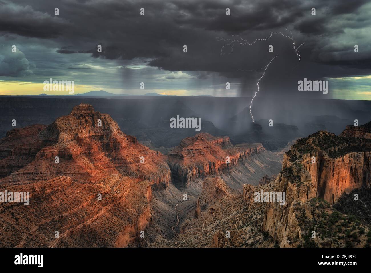 Des éclairs surjouent le plateau nord du Grand Canyon de l'Arizona depuis le cap Royal. Banque D'Images