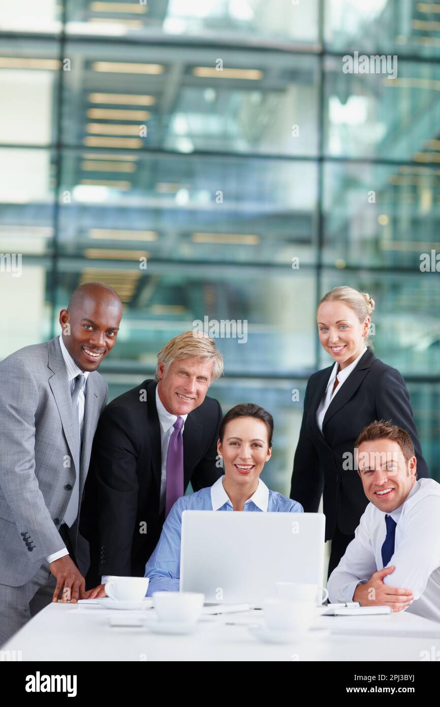 La bonne année financière a eu lieu. Une équipe positive de collaborateurs travaillant ensemble. Banque D'Images
