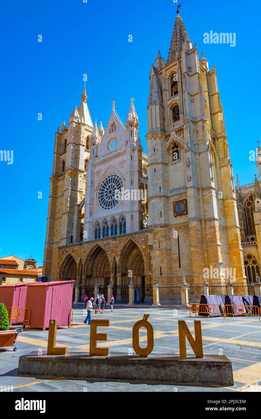 Leon, Espagne, 9 juin 2022: Vue sur la cathédrale dans la ville espagnole  de Leon Photo Stock - Alamy