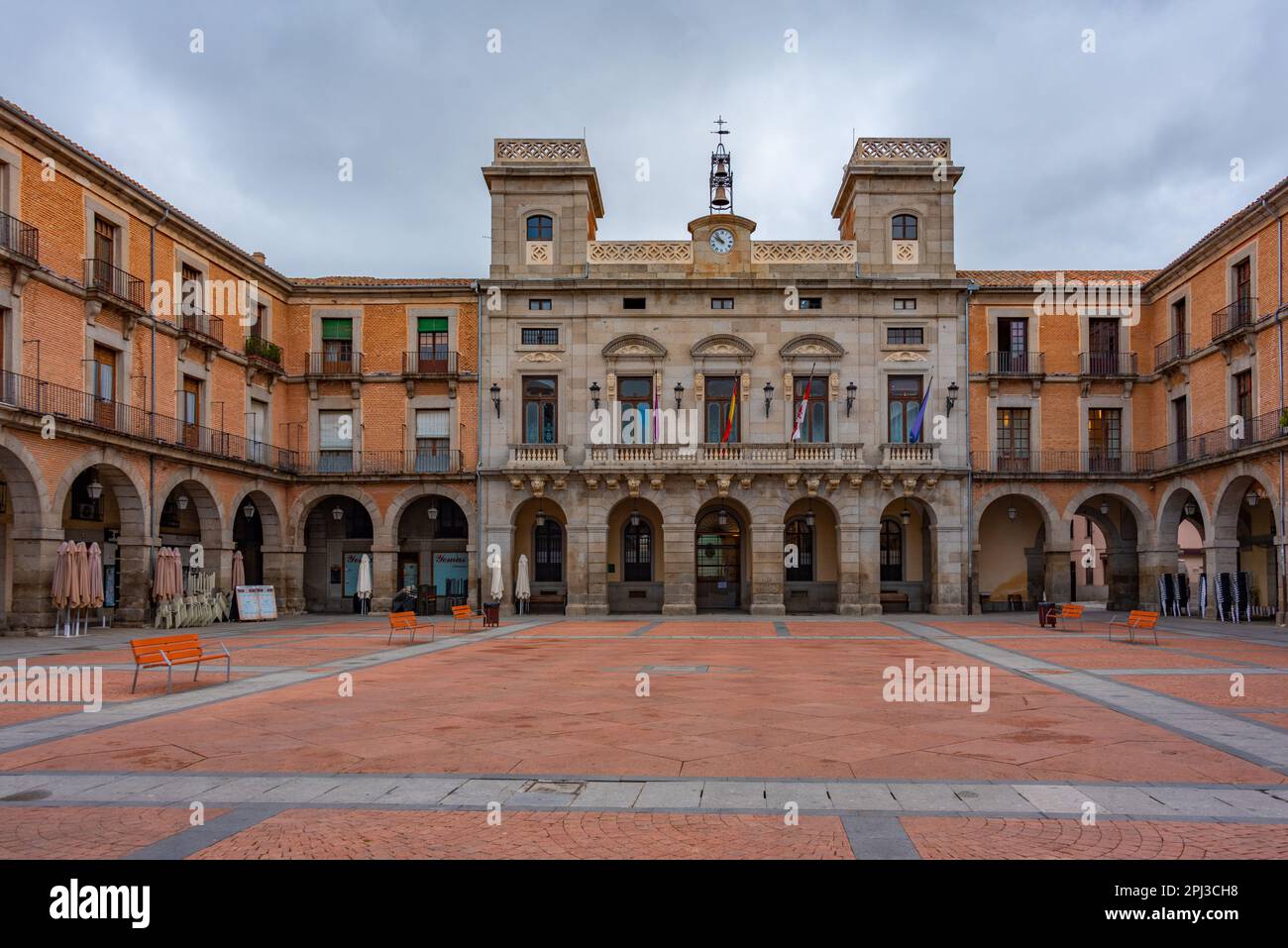 Avila, Espagne, 8 juin 2022: Les gens se promenent sur la Plaza Mercado Chico dans la ville espagnole Avila. Banque D'Images