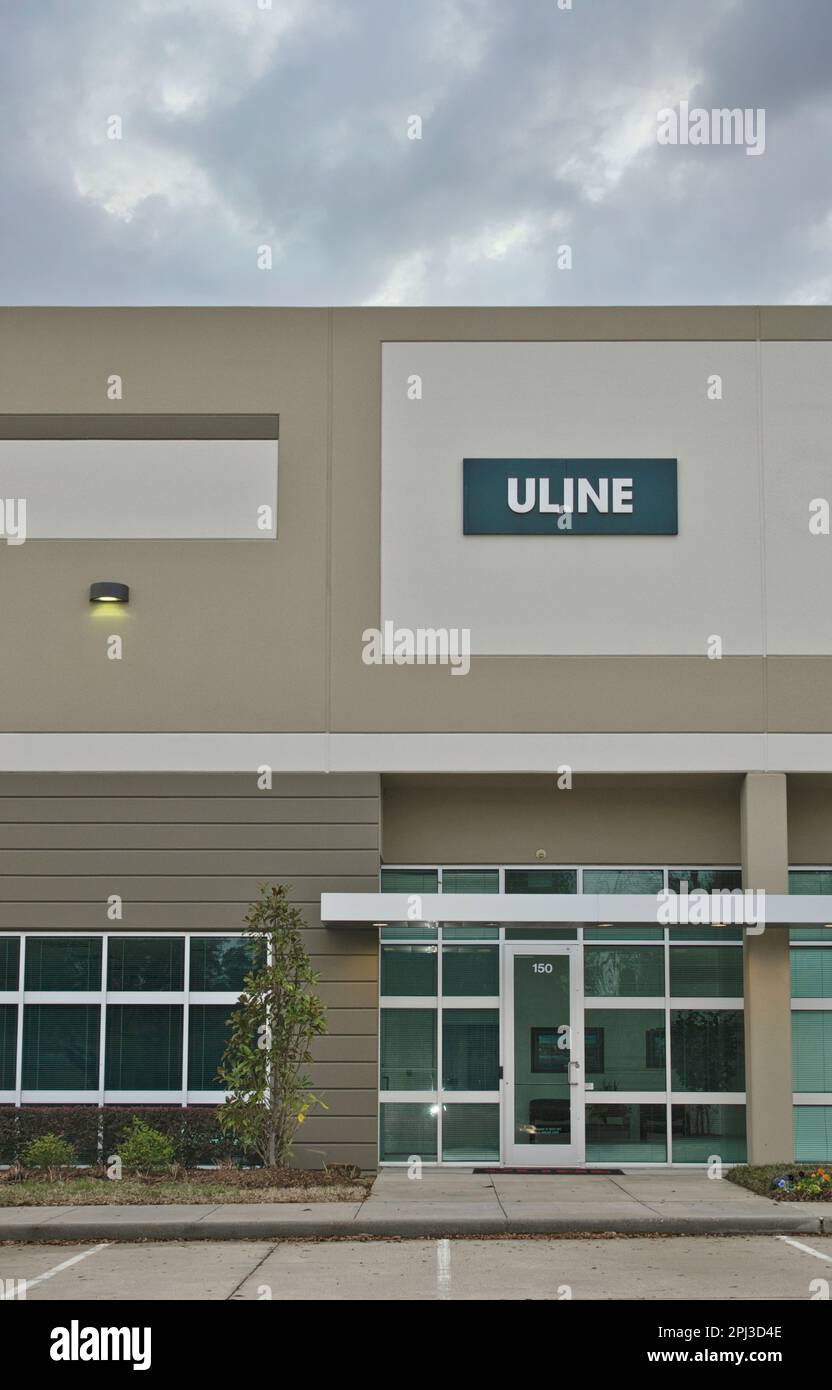 Houston, Texas États-Unis 02-25-2023: Extérieur de l'immeuble de bureaux Uline à Houston, Texas. Distributeur américain de matériaux d'expédition, industriels et d'emballage. Banque D'Images