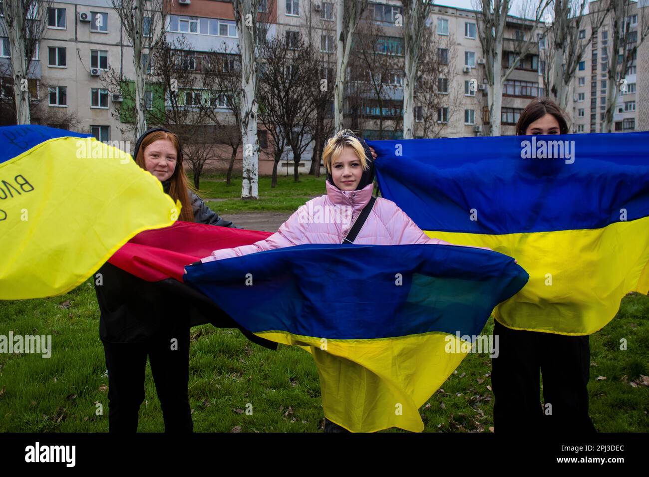 Les femmes se rassemblent sur le côté de la route avec des drapeaux ukrainiens pour encourager les soldats qui vont au Donbass sur le front pour combattre l'armée russe. C'est le cas Banque D'Images