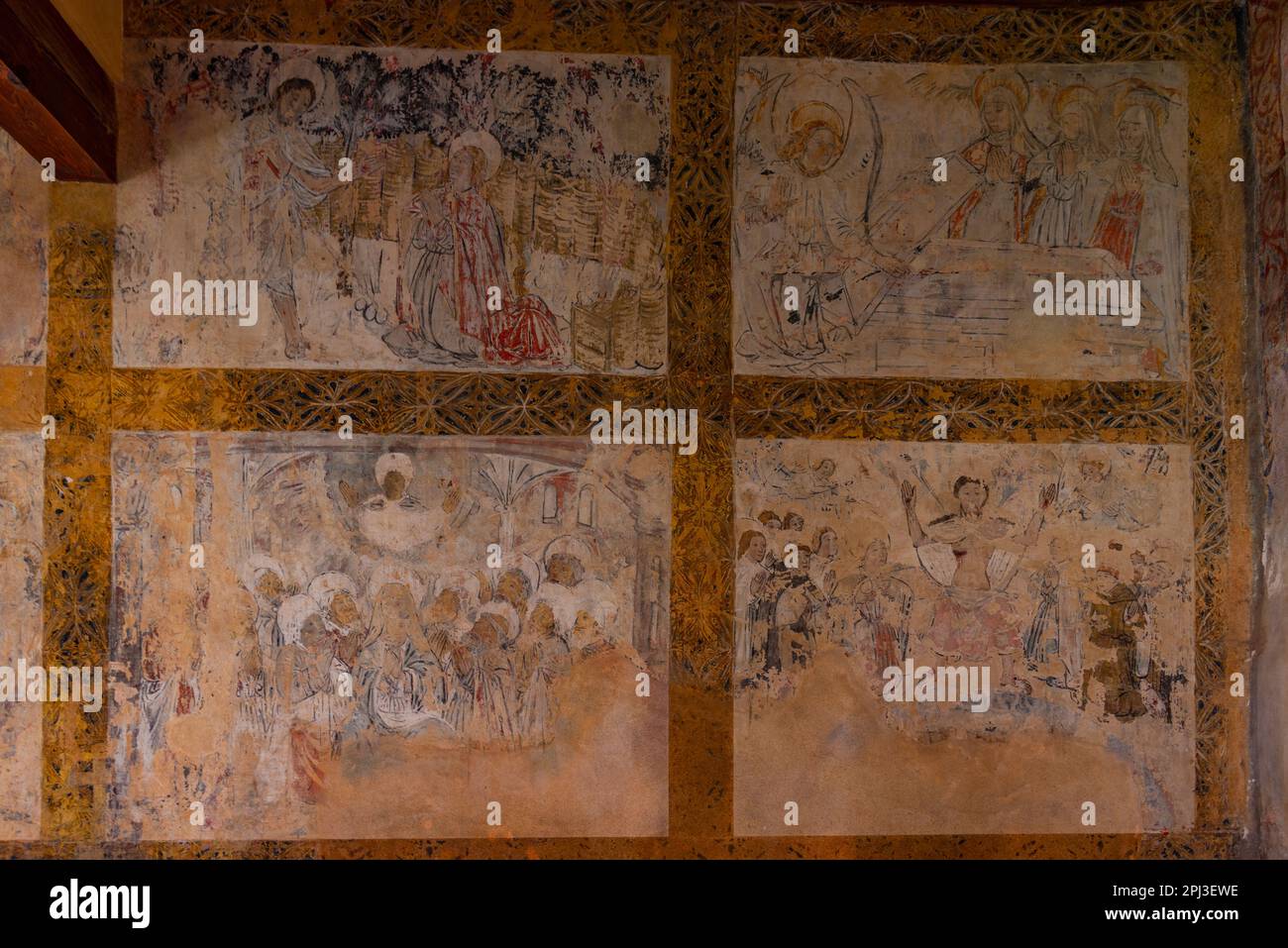 Alquezar, Espagne, 31 mai 2022: Mosaïques au cloître de Colegiata de Santa Maria la Mayor dans le village espagnol Alquezar. Banque D'Images