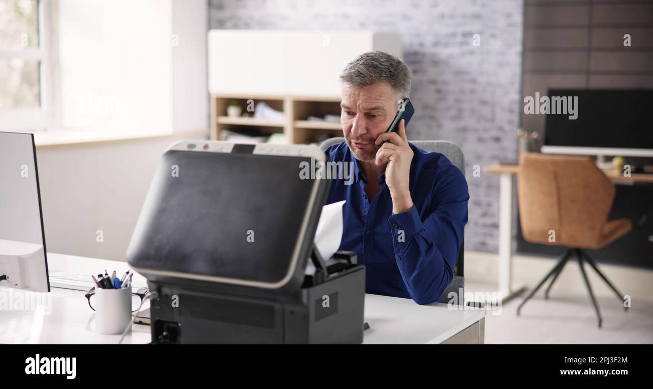 Agacé par un problème de toner de l'imprimante bureautique cassé Banque D'Images