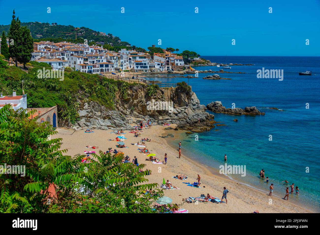 Palafrugell, Espagne, 27 mai 2022: Les gens profitent d'une journée ensoleillée sur une plage à Palafrugell, Espagne. Banque D'Images