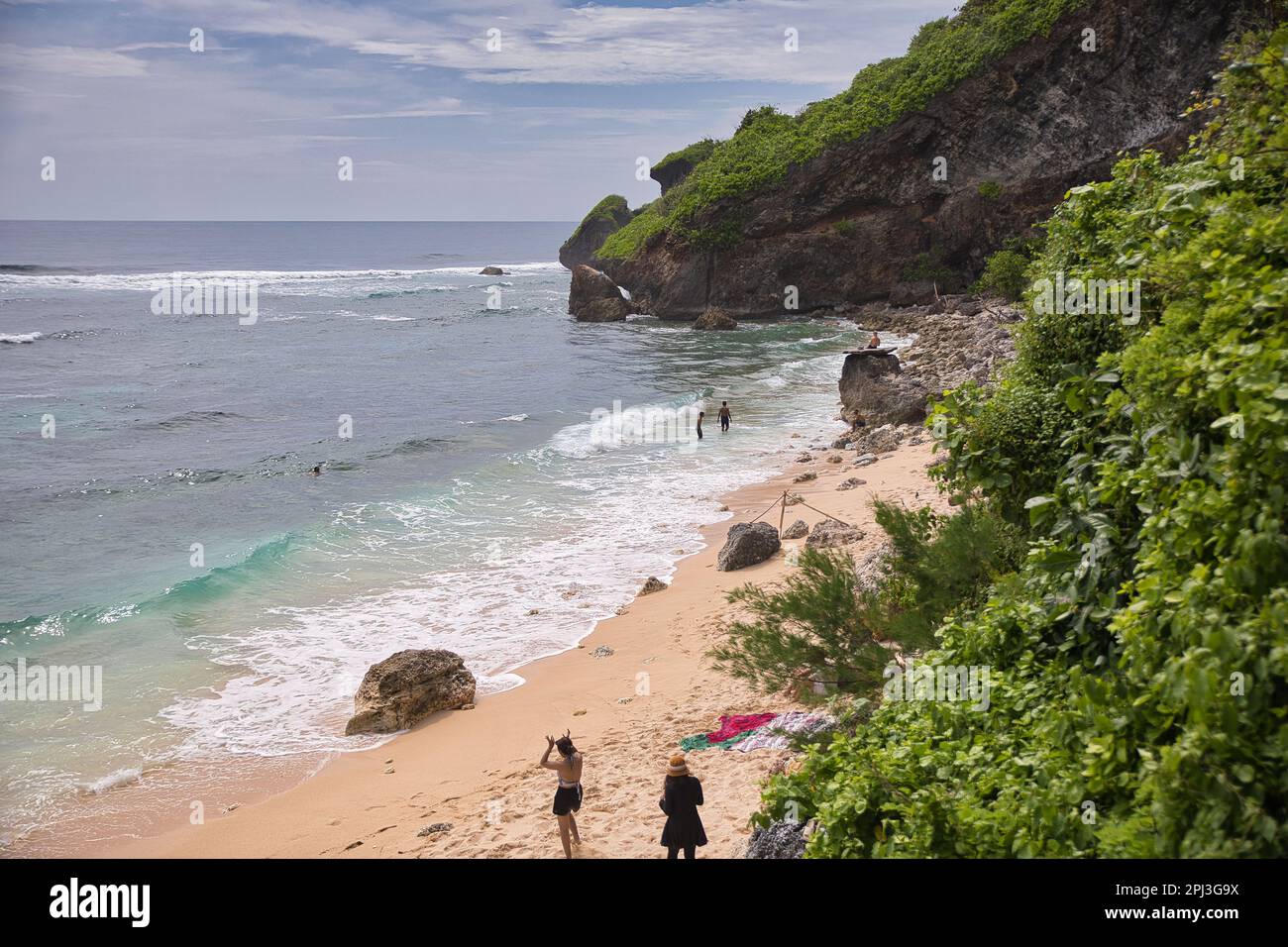 Une baie idyllique de la plage de Nyang Nyang à Uluwatu, Bali, Indonésie, avec des arbres et des falaises sur la plage. Banque D'Images