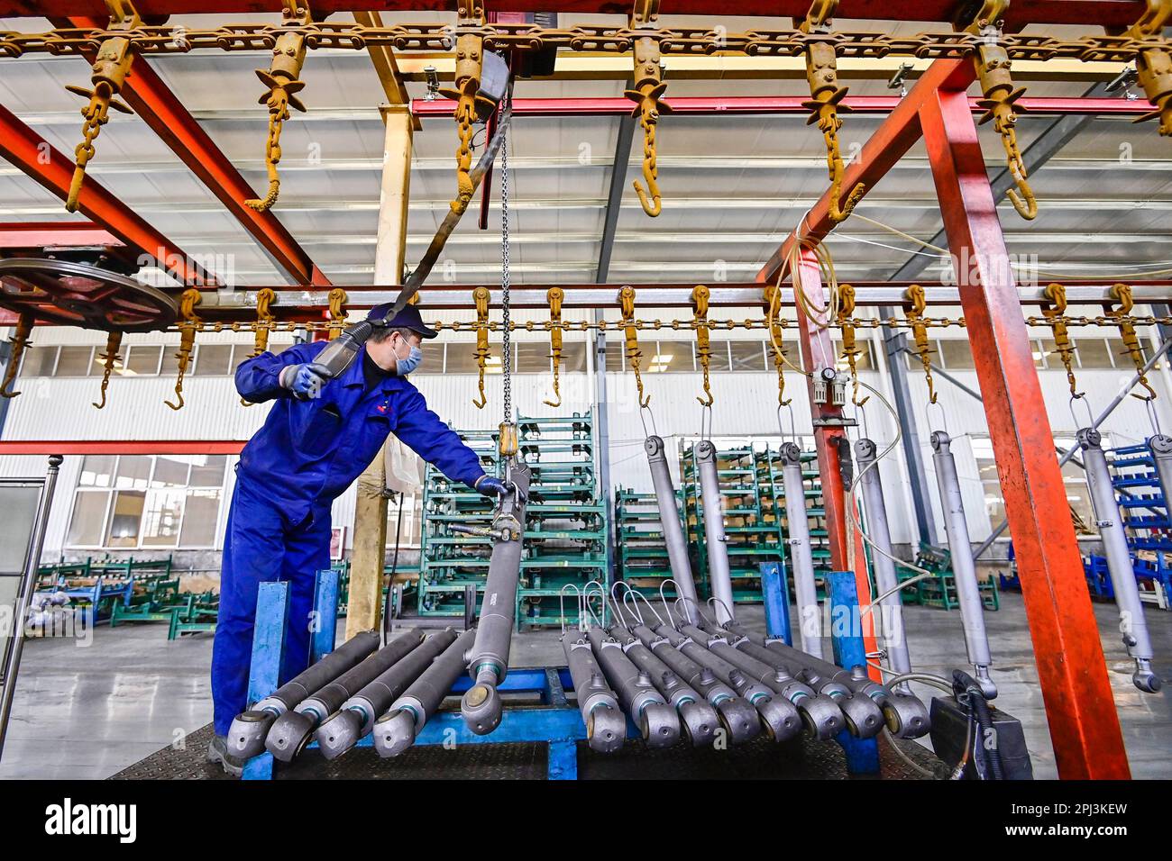 QINGZHOU, CHINE - 27 MARS 2023 - Un travailleur travaille dans un atelier d'un fabricant de machines hydrauliques dans la rue Yunmenshan, ville de Qingzhou, E Banque D'Images