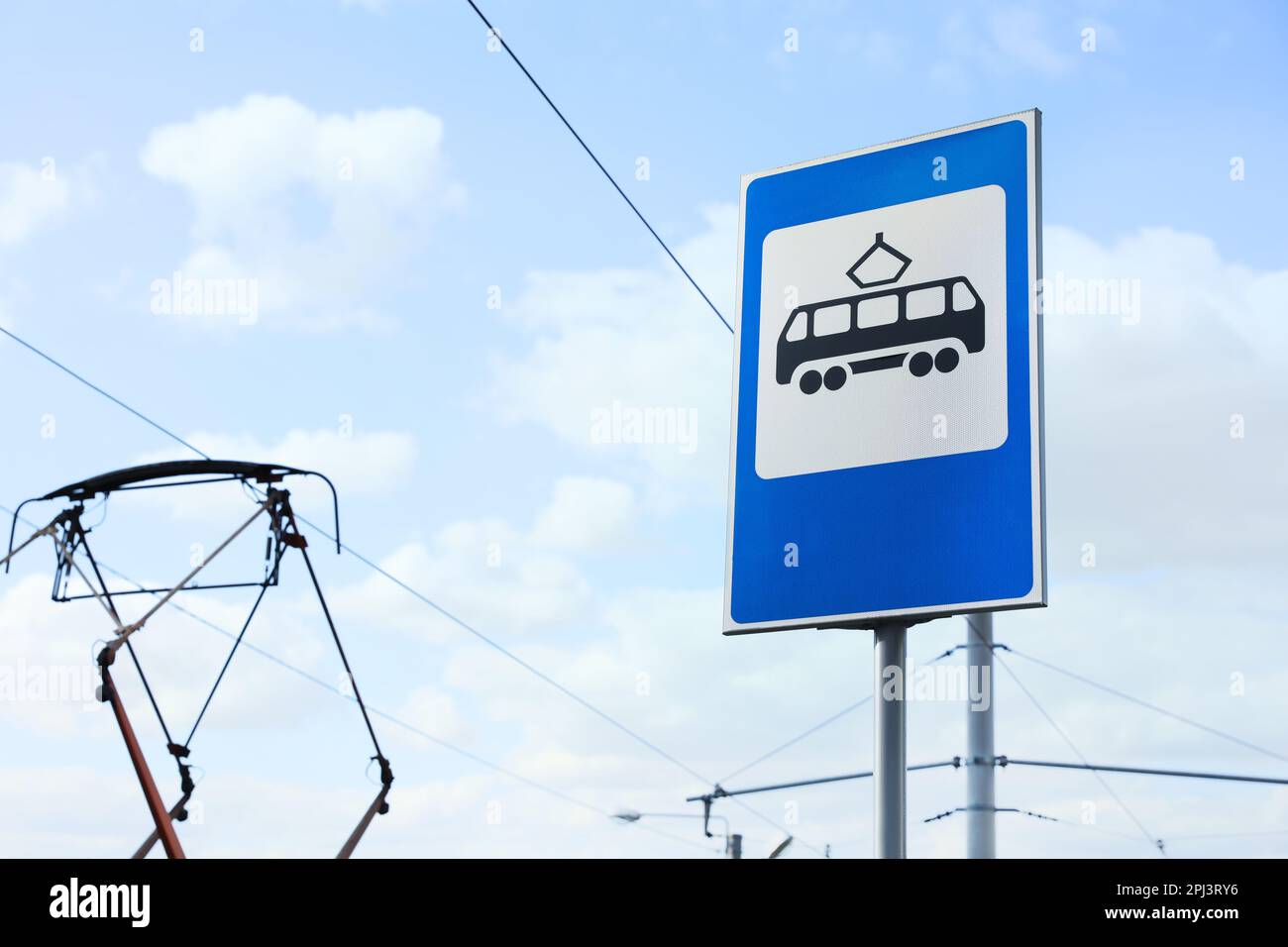 Panneau d'arrêt de tramway contre le ciel bleu. Espace pour le texte Banque D'Images