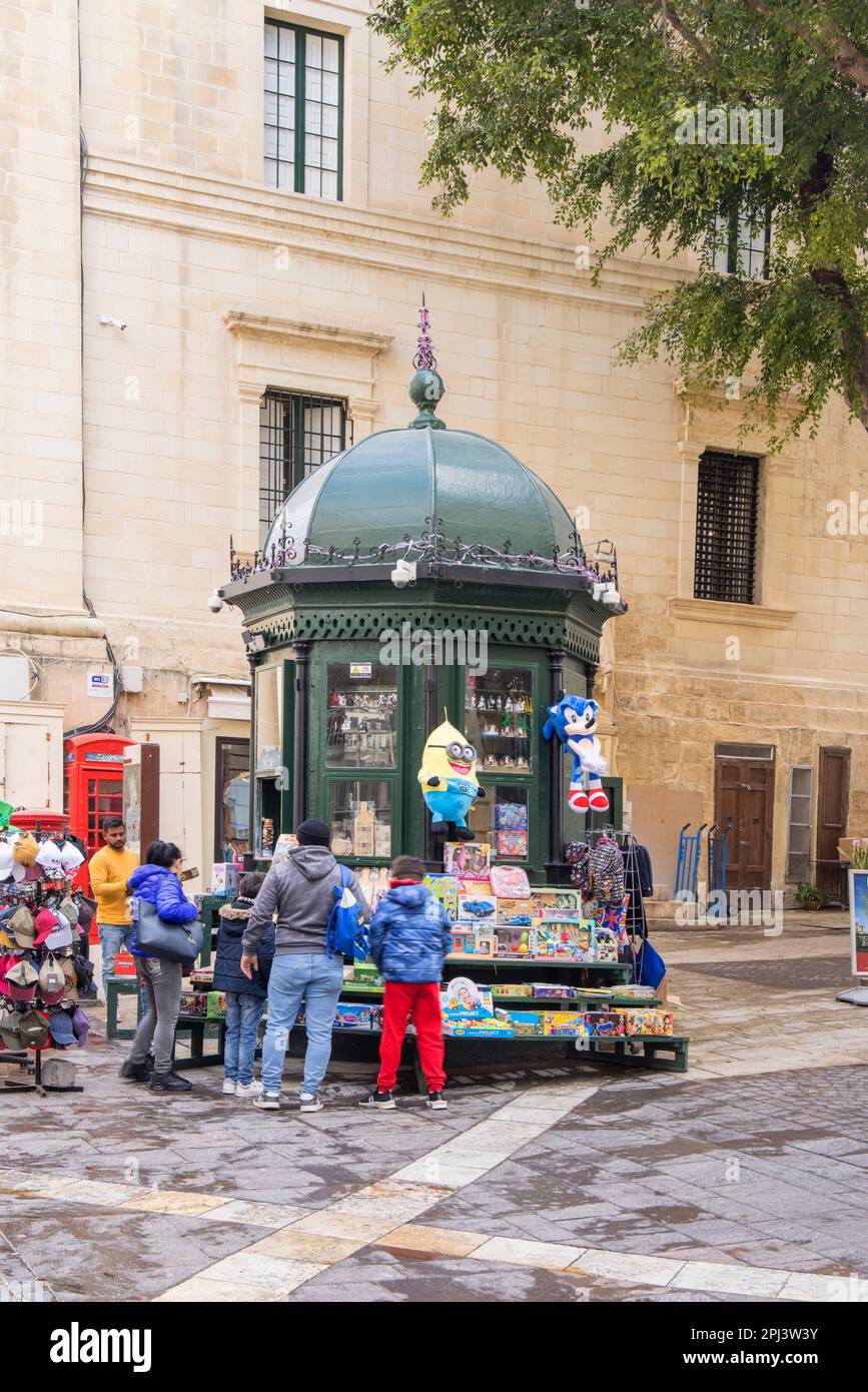 rue vendeur et kiosque sur la rue république valette malte Banque D'Images