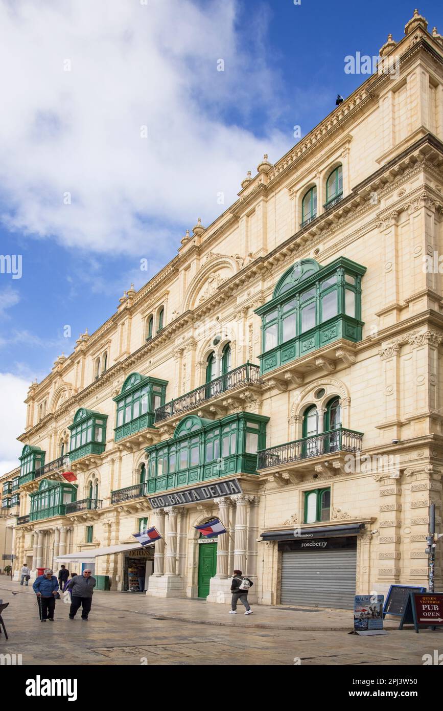 beaux bâtiments avec balcons dans la rue de la république valette malte Banque D'Images